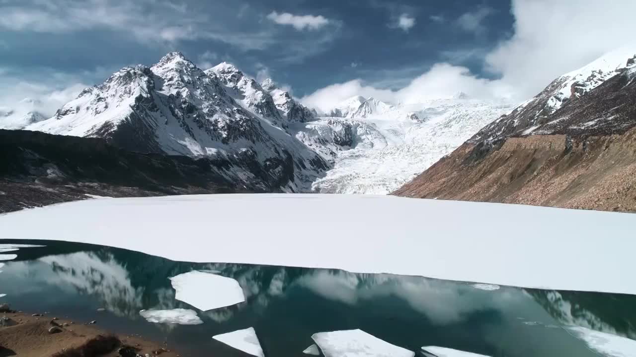 航拍西藏的雪山及冰川白昼风光视频素材