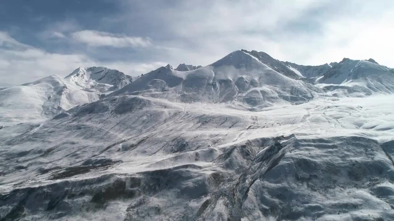 航拍西藏雪山白昼风光视频素材