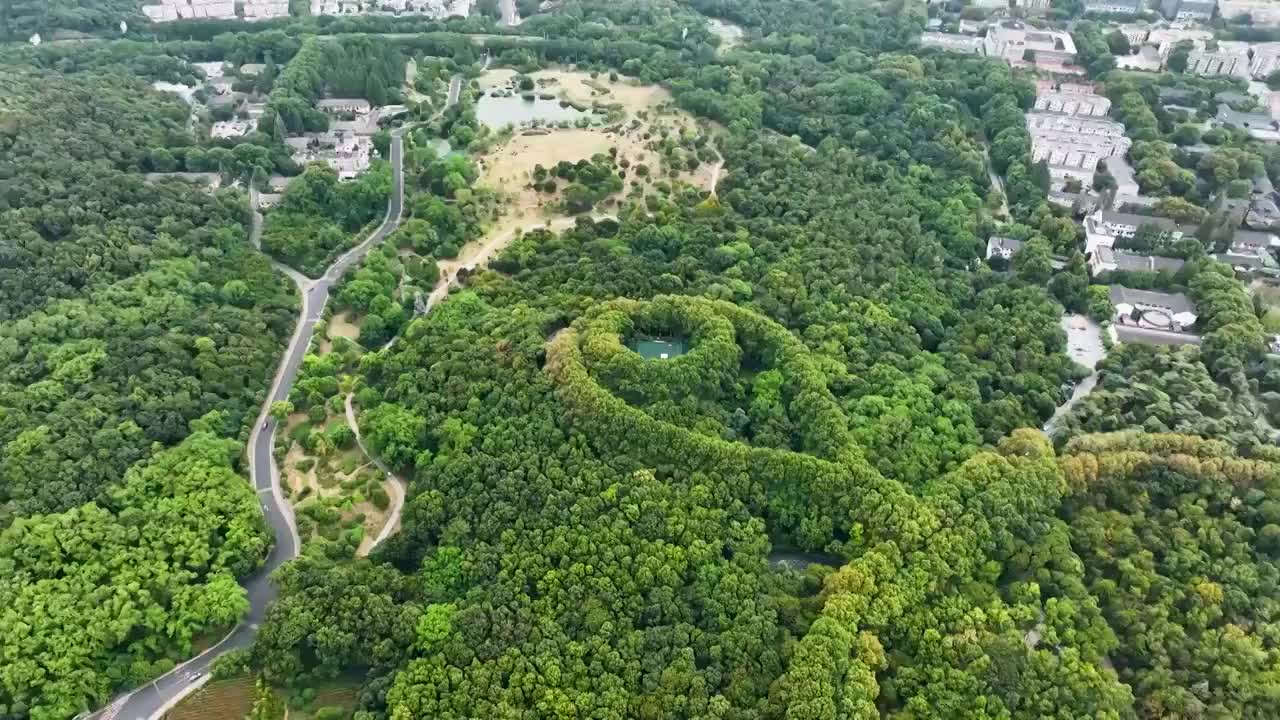 航拍夏季的中山陵美龄宫视频素材