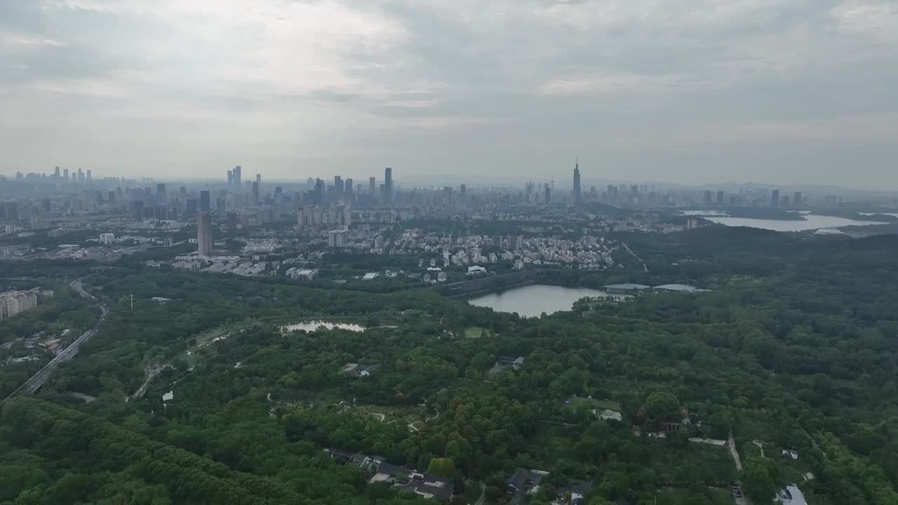 航拍钟山风景区和南京城市天际线视频素材