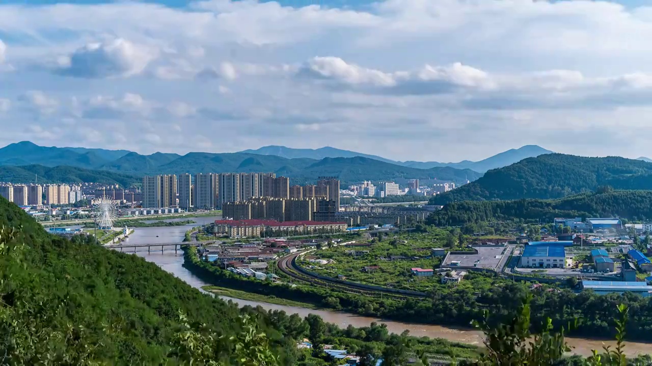 通化哈尼河岸山城上空白云朵朵视频素材