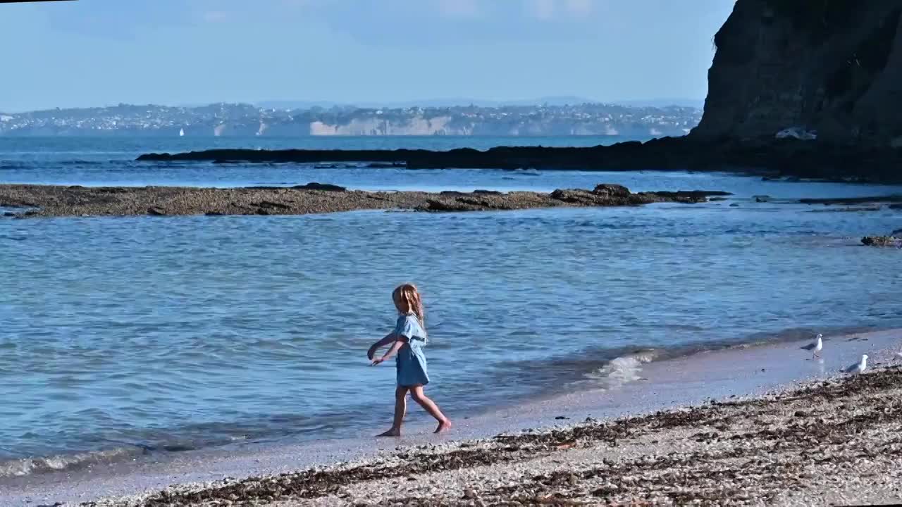 海滩边的小姑娘视频素材