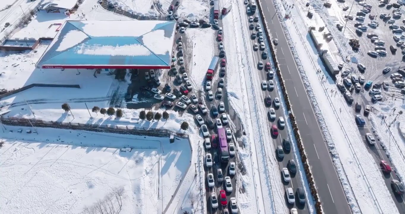 大雪导致G5京昆高速雅西段车辆行驶缓慢拥堵视频素材