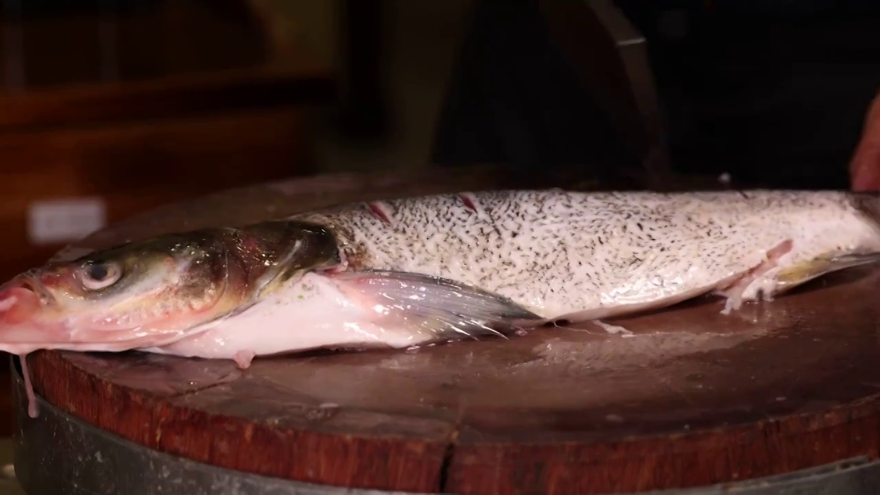 中餐厨师刀切花鲢鱼分解鱼肉视频素材