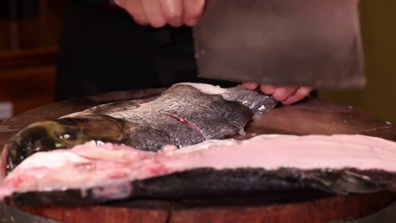 中餐厨师刀切花鲢鱼分解鱼肉视频素材