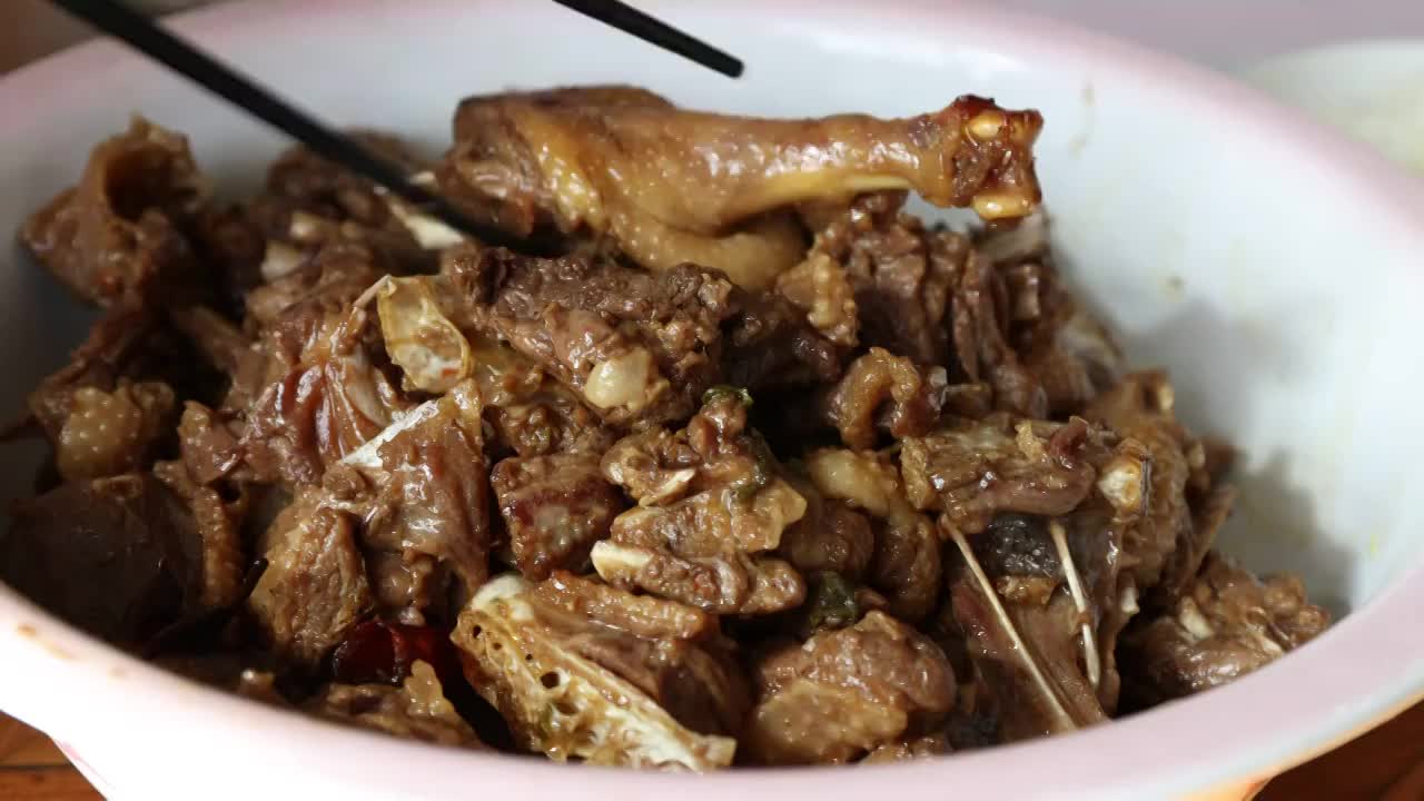 中餐厨师制作铁锅炖鸡肉视频素材