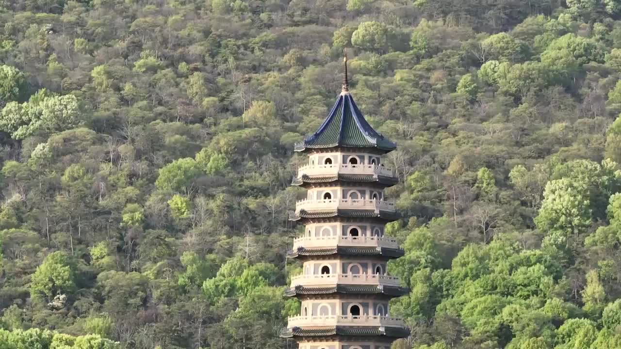 南京东郊灵谷寺灵谷塔航拍视频素材