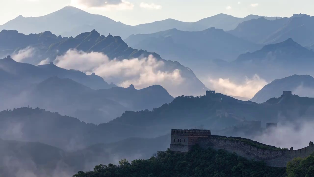 长焦镜头视角下的夏季长城烽火台云海延时摄影视频素材