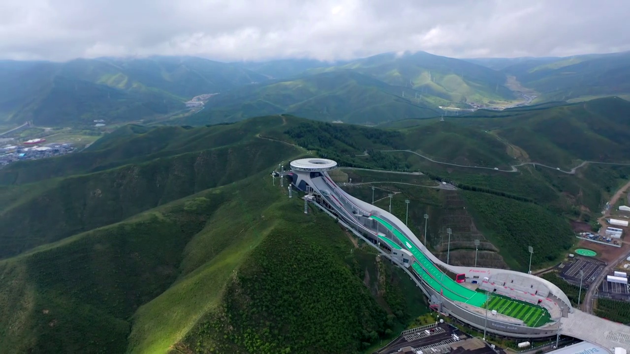 航拍夏天河北张家口崇礼雪场云雾视频素材