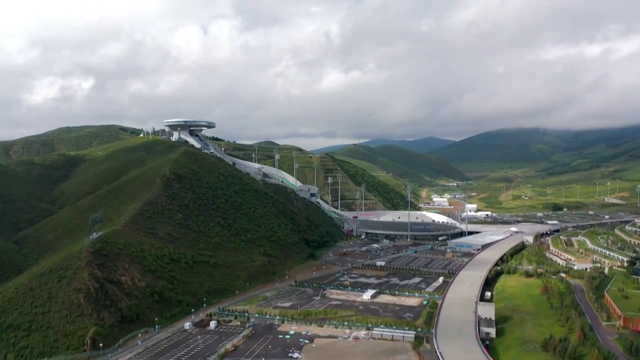 航拍夏天河北张家口崇礼雪场云雾视频素材