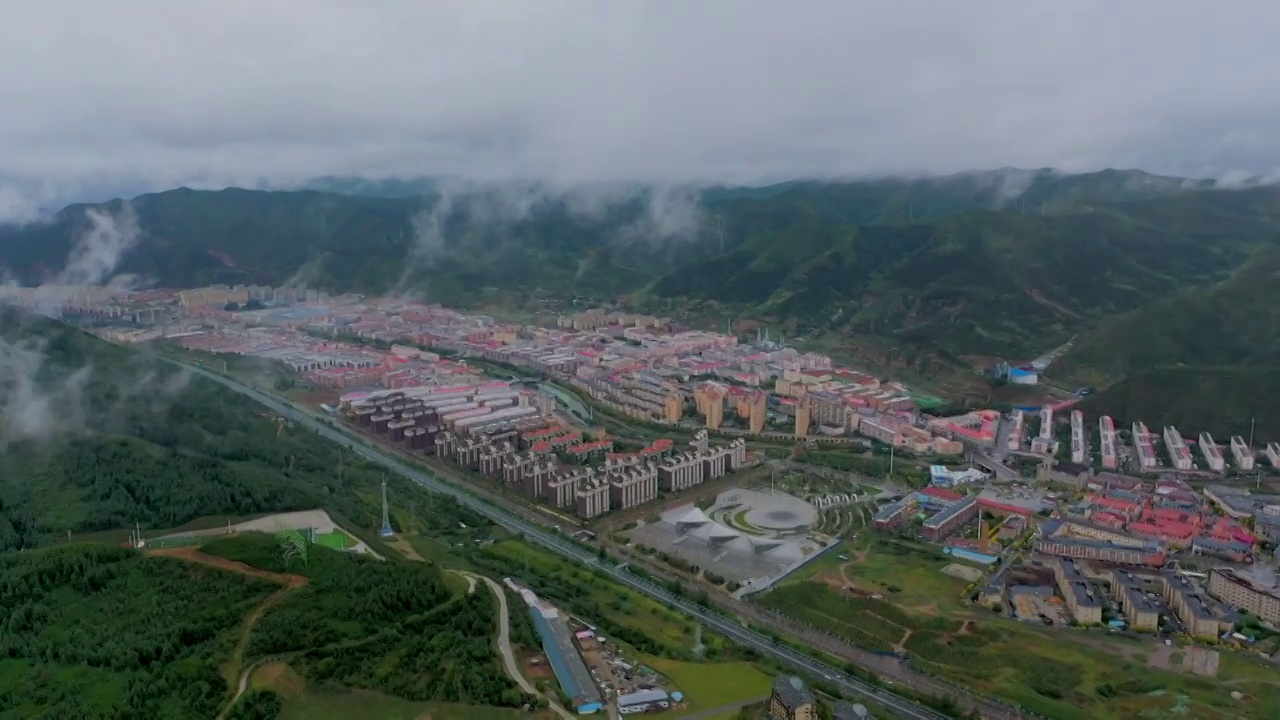 航拍夏天河北张家口崇礼雪场云雾视频素材