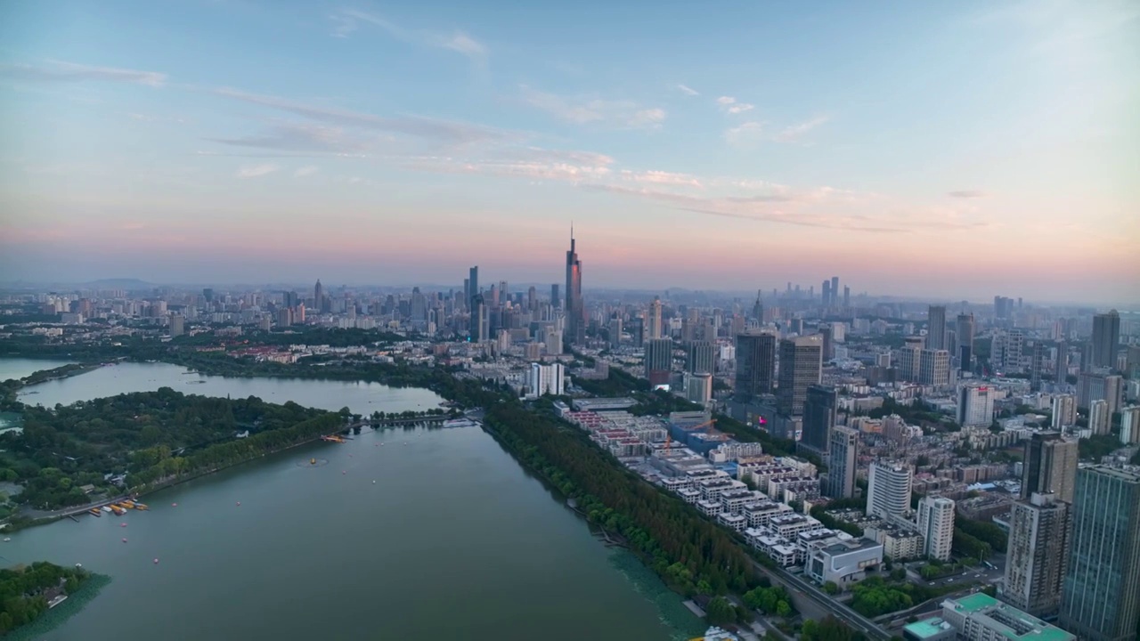 日落黄昏下的南京玄武湖城市天际线视频素材