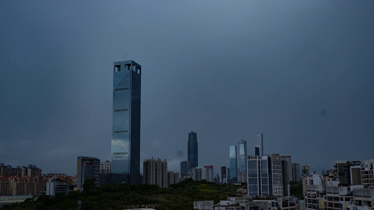 广西南宁城市写字楼傍晚一场大雨前后的延时视频视频下载