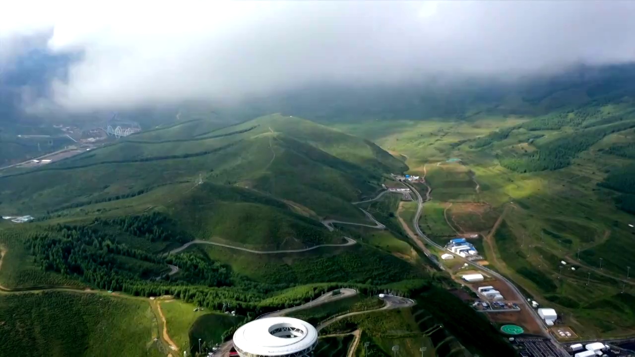 航拍夏天河北张家口崇礼雪场云雾延时视频素材