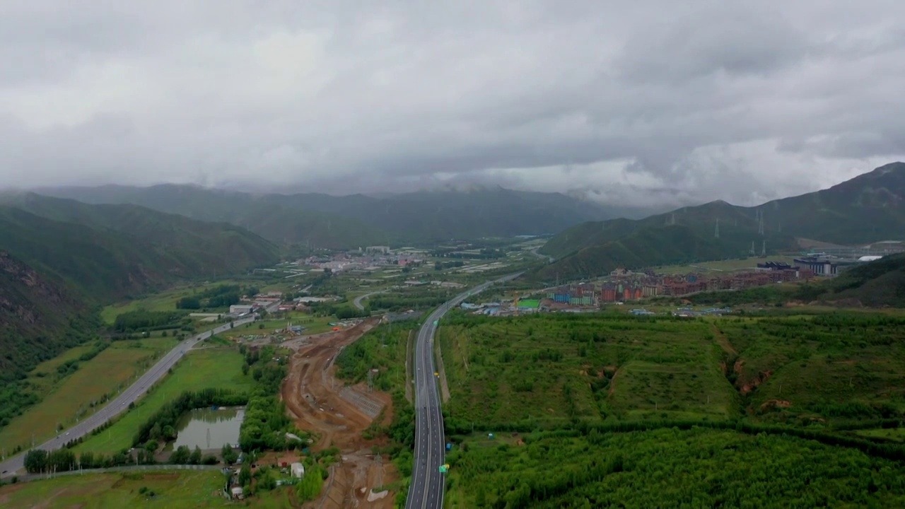 航拍夏天河北张家口崇礼雪场云雾视频素材