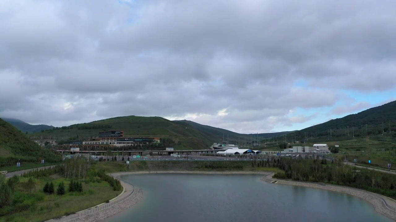 航拍夏天河北张家口崇礼雪场云雾视频素材