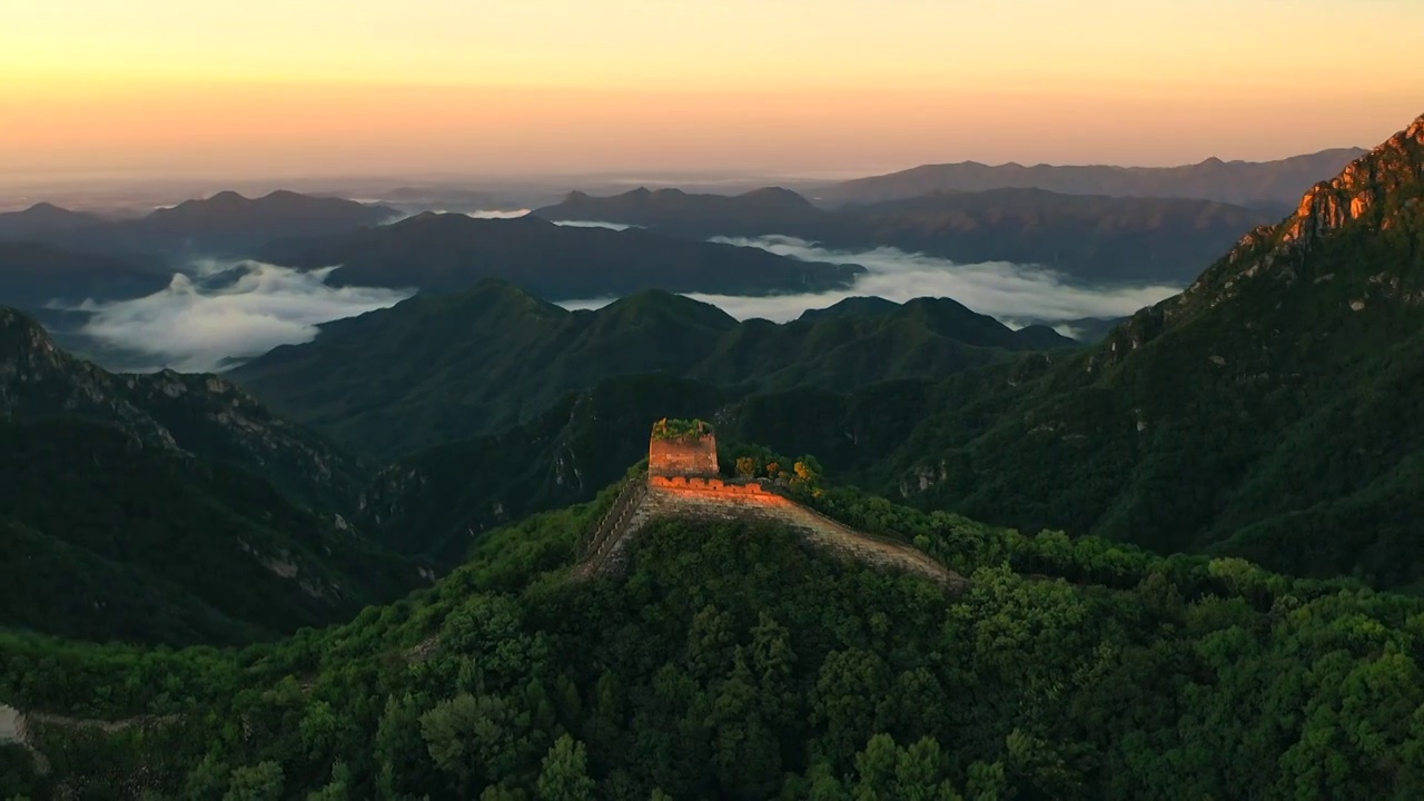 航拍北京箭扣长城夏天日出朝霞视频素材