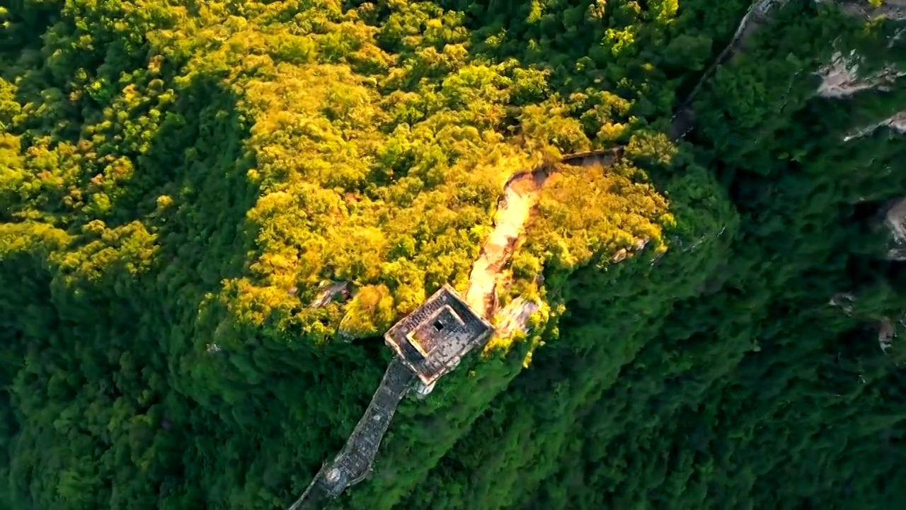 航拍北京箭扣长城夏天日出朝霞视频素材