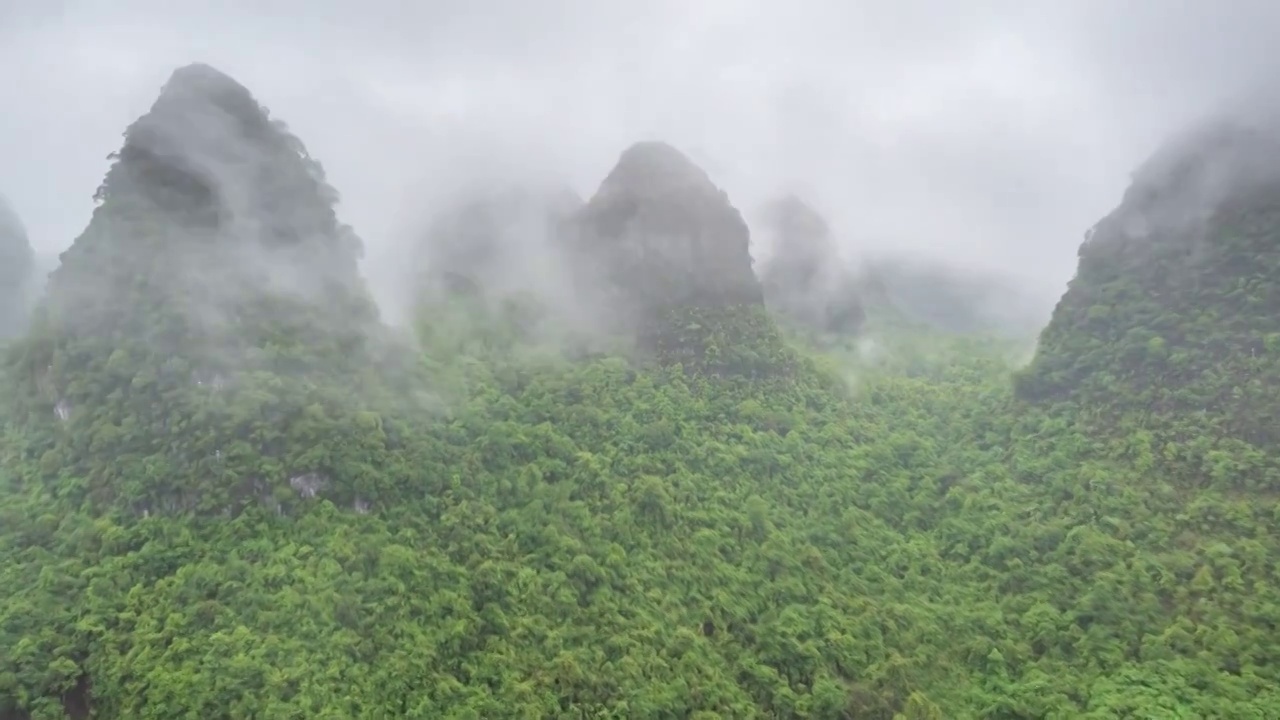 春天的荔波茂兰，云雾袅绕视频素材