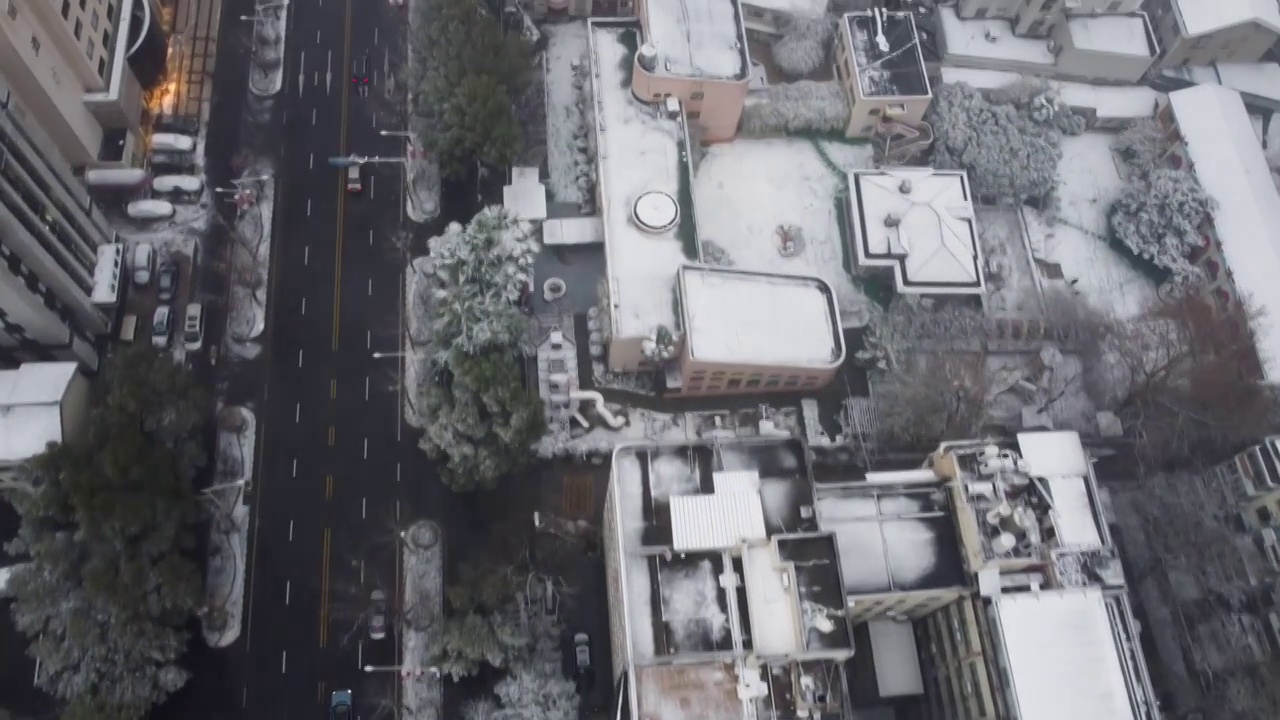 航拍南京北京西路鼓楼公园雪景视频素材