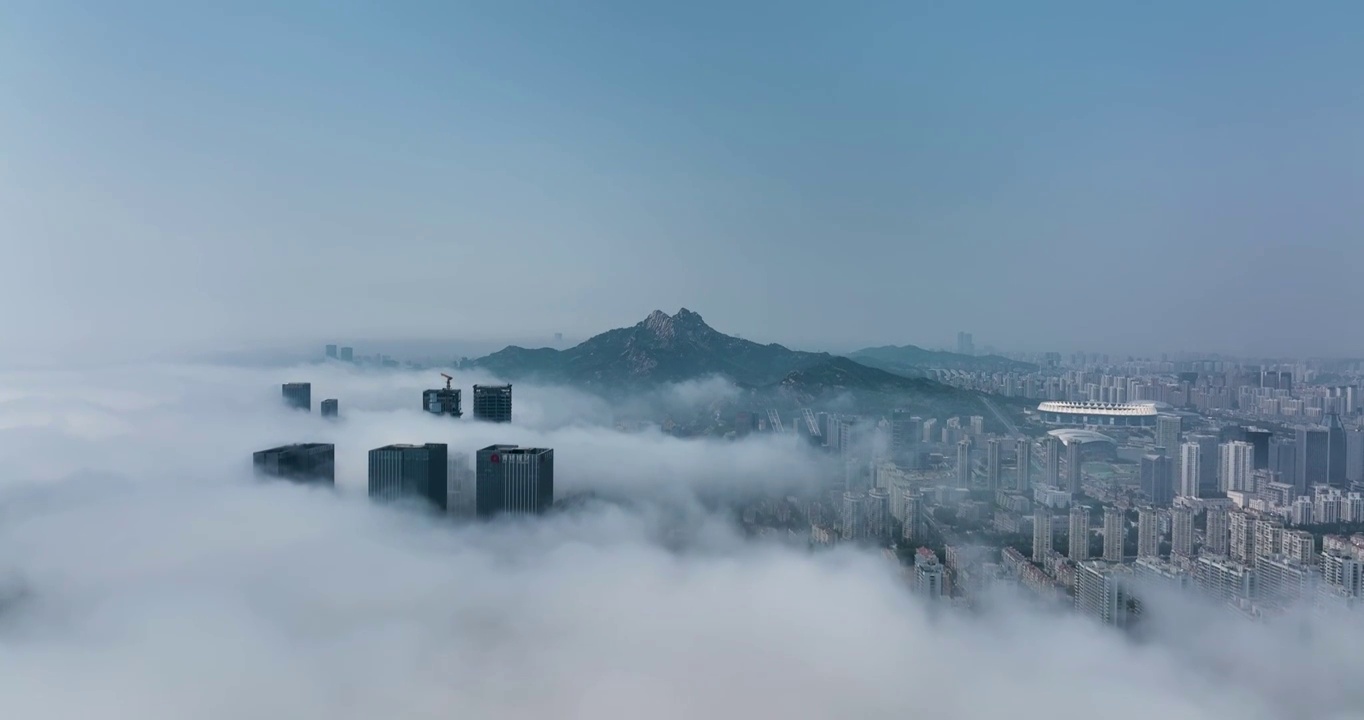 航拍青岛平流雾风光视频素材