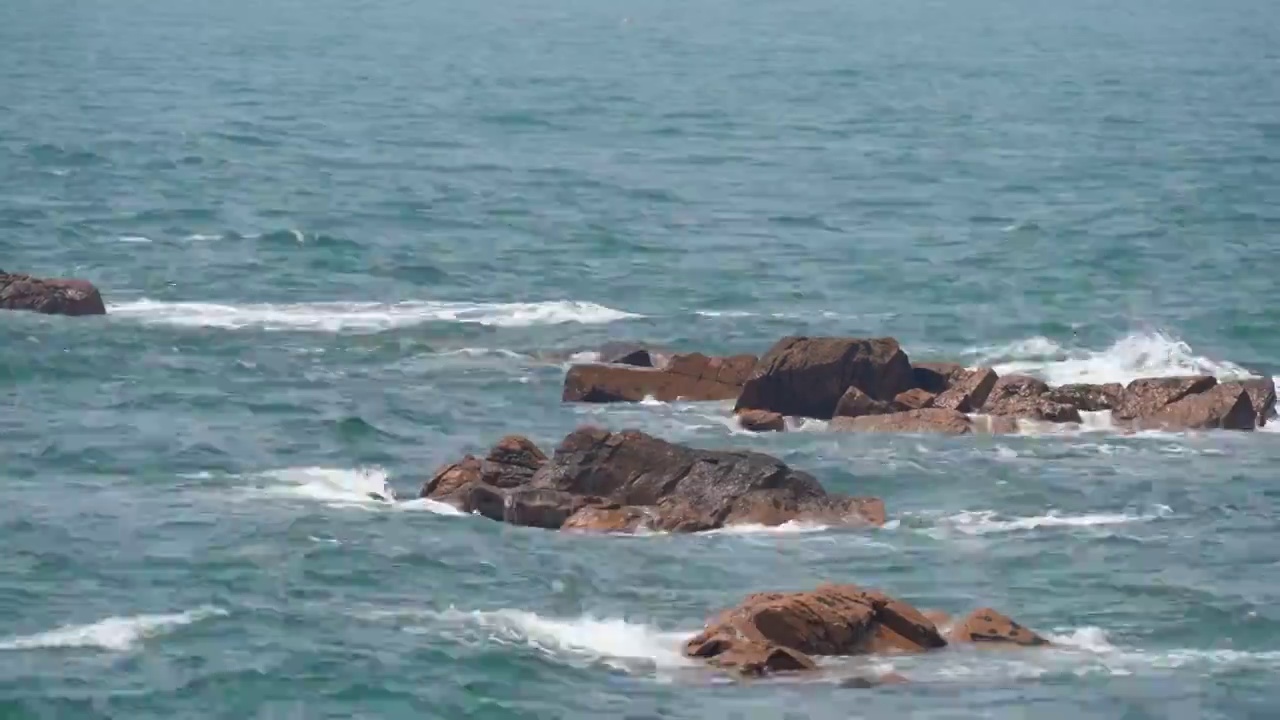 青岛大海海浪礁石视频素材