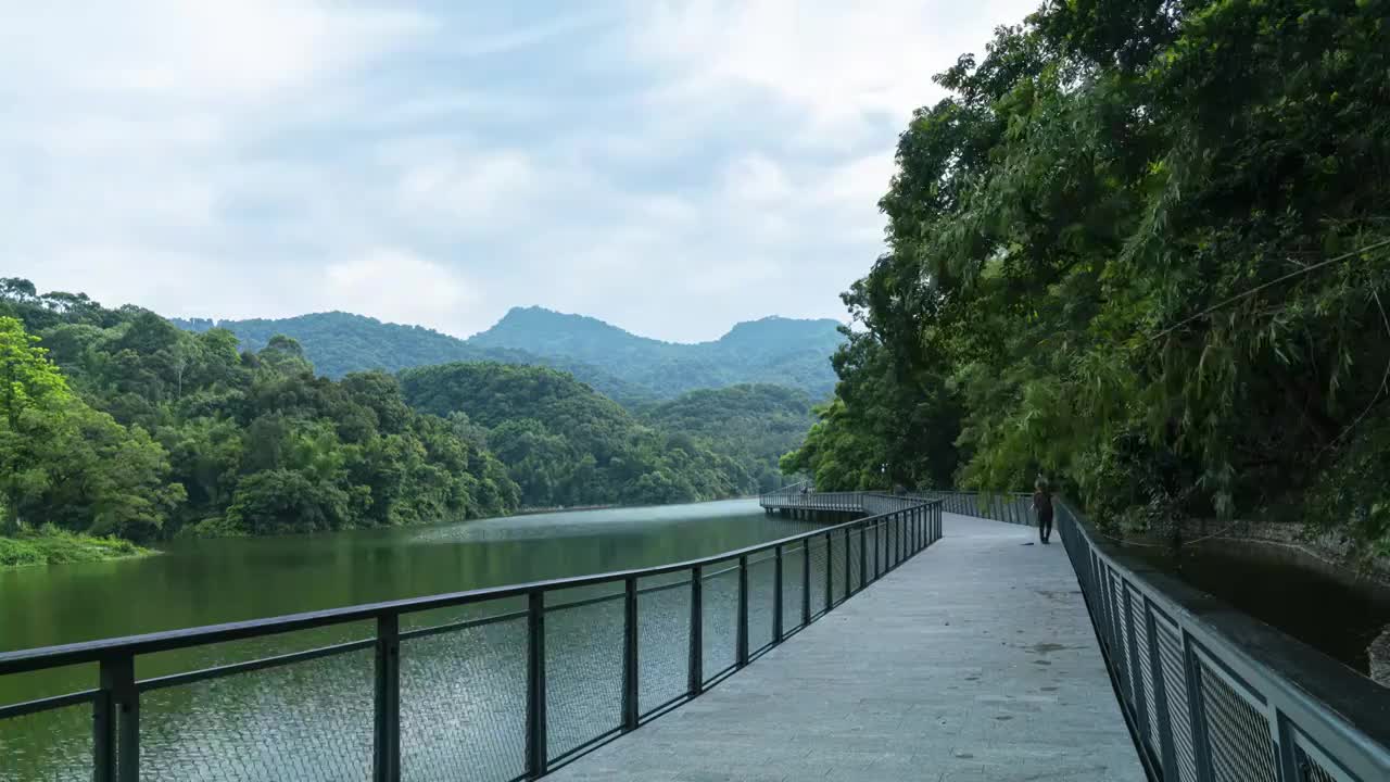 广州白云山风景区黄婆洞水库栈道延时拍摄视频素材