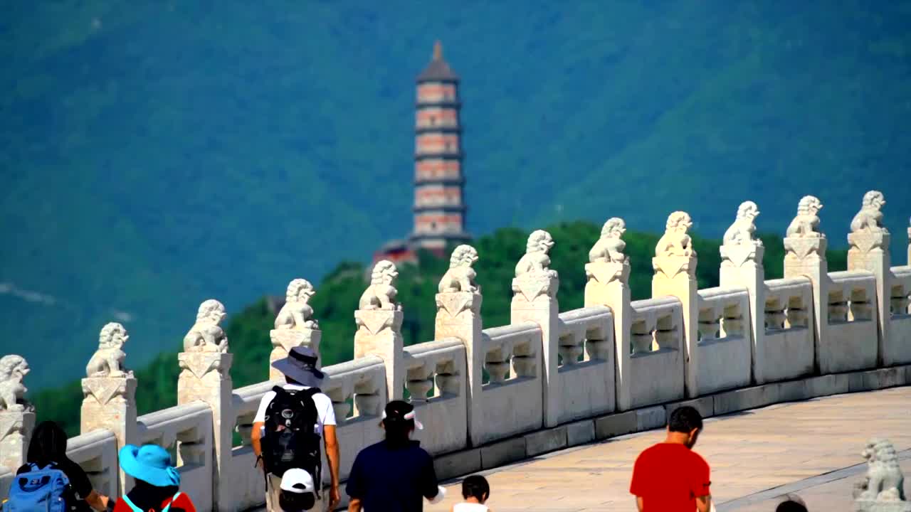 夏天北京颐和园十七孔桥上游人视频素材