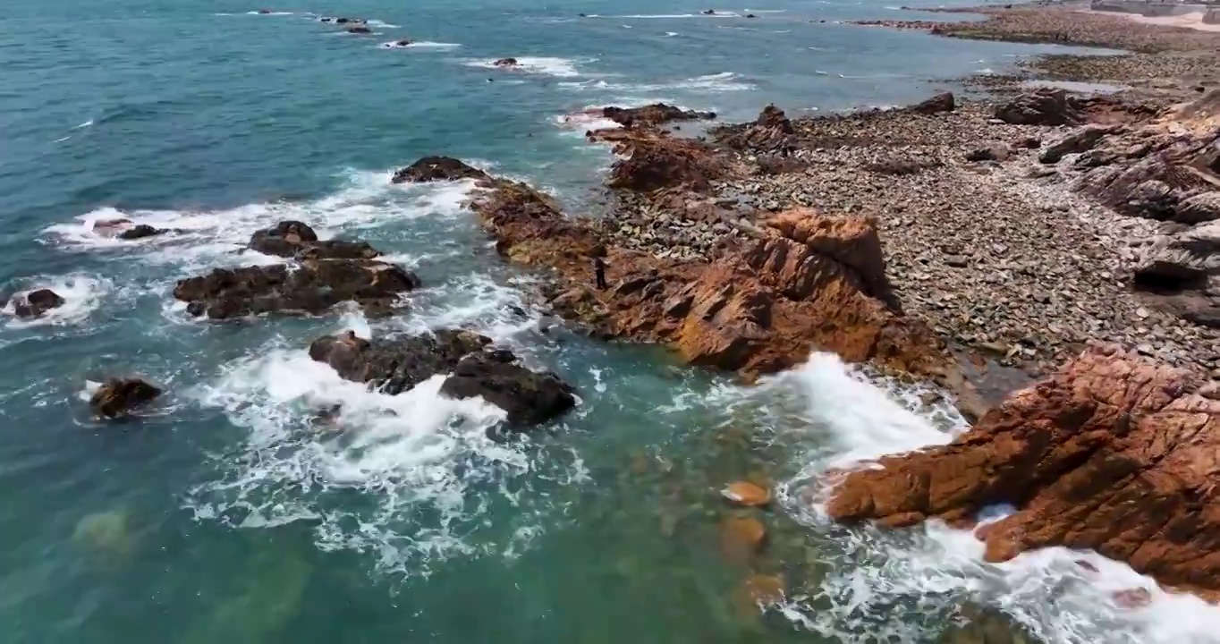 青岛的大海和海浪礁石视频素材