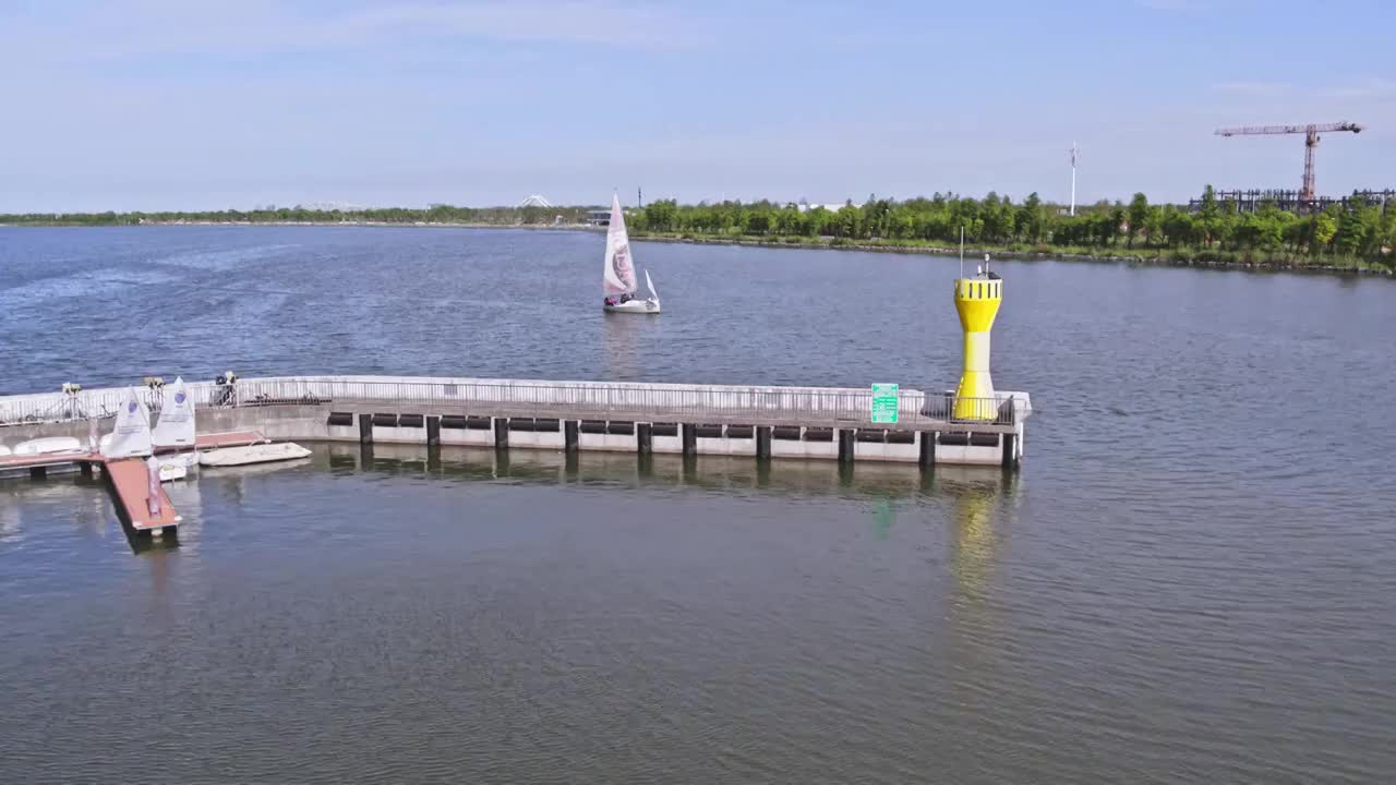 4K航拍上海临港滴水湖帆船基地视频素材