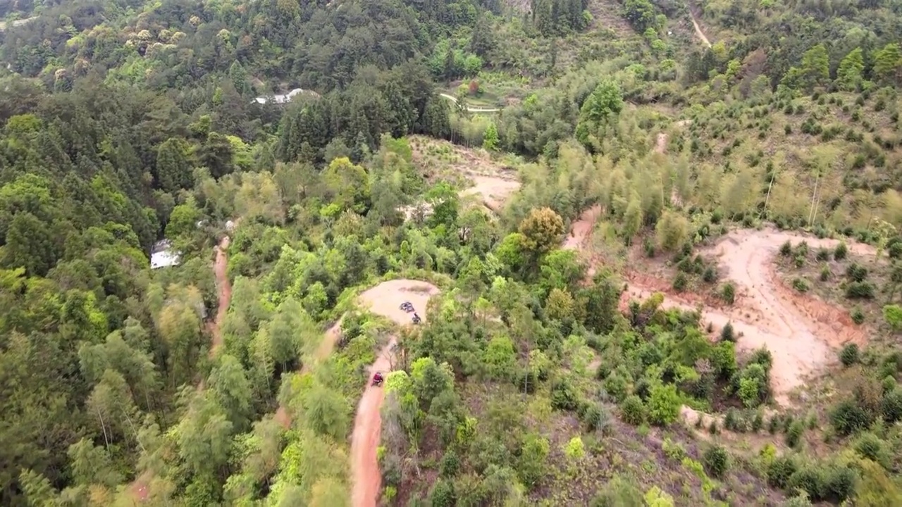 越野车航拍森林丛林中骑行穿梭航拍跟拍俯拍视频素材