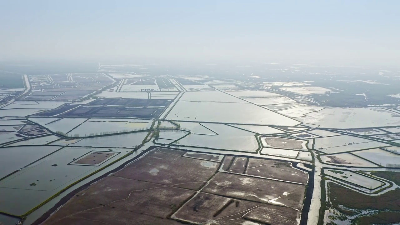 航拍江苏盐城九龙口自然保护区农田湖景视频素材