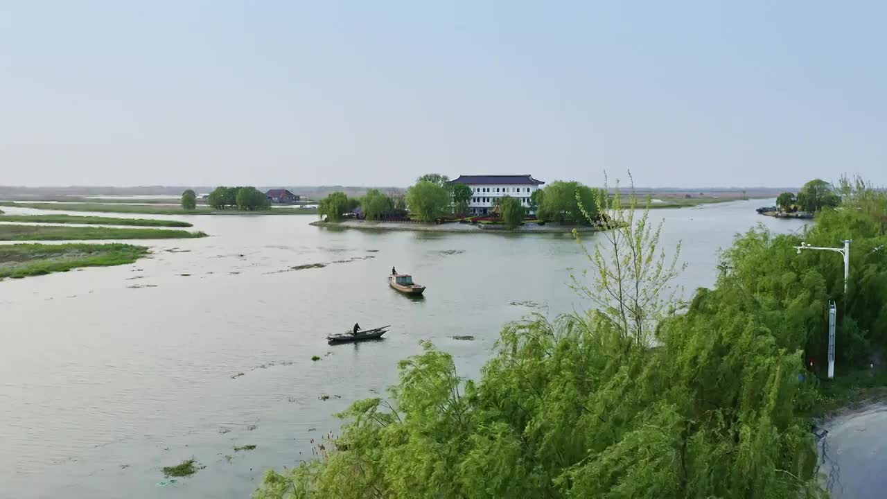 航拍江苏盐城九龙口名胜风景区湖中小岛视频素材