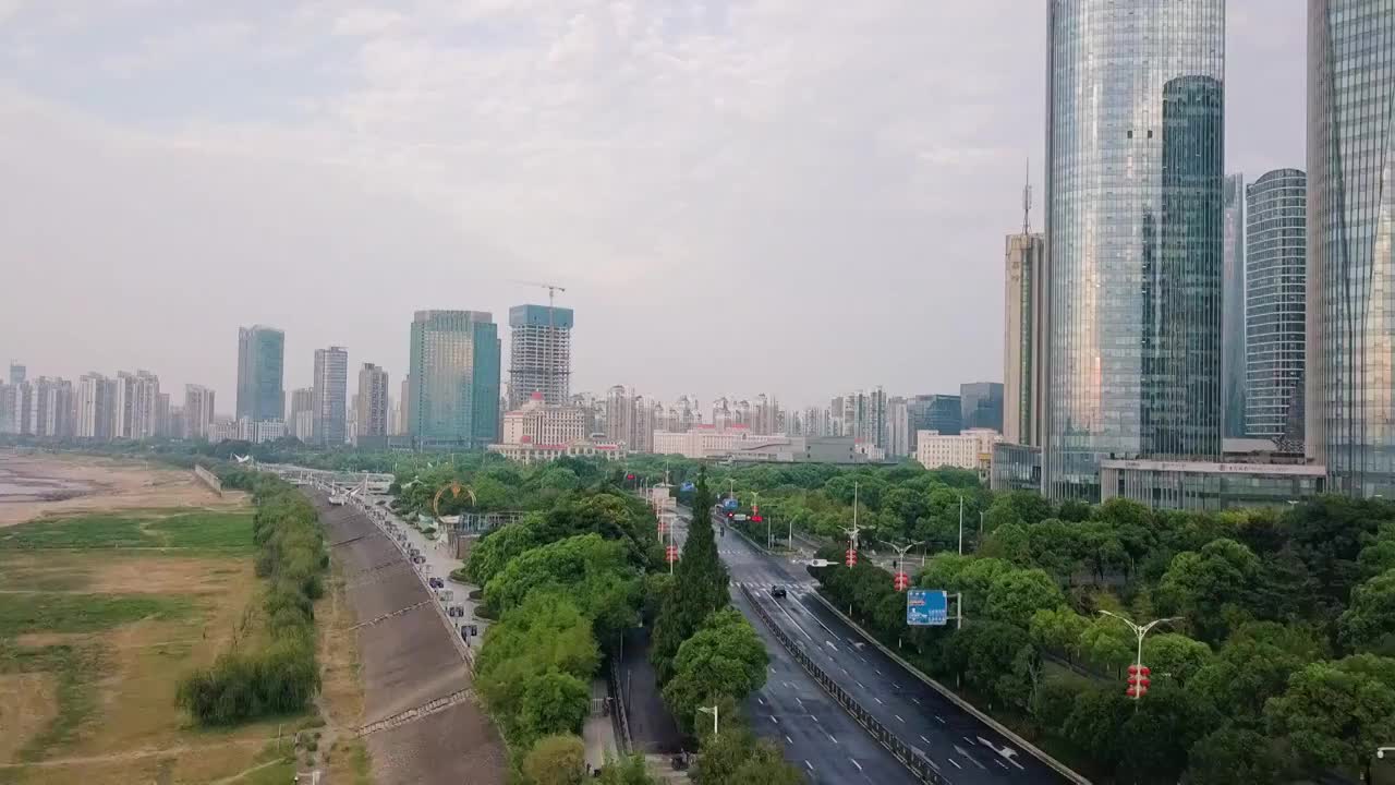 航拍南昌市秋水广场及CBD建筑群，前进加下降运镜视频素材