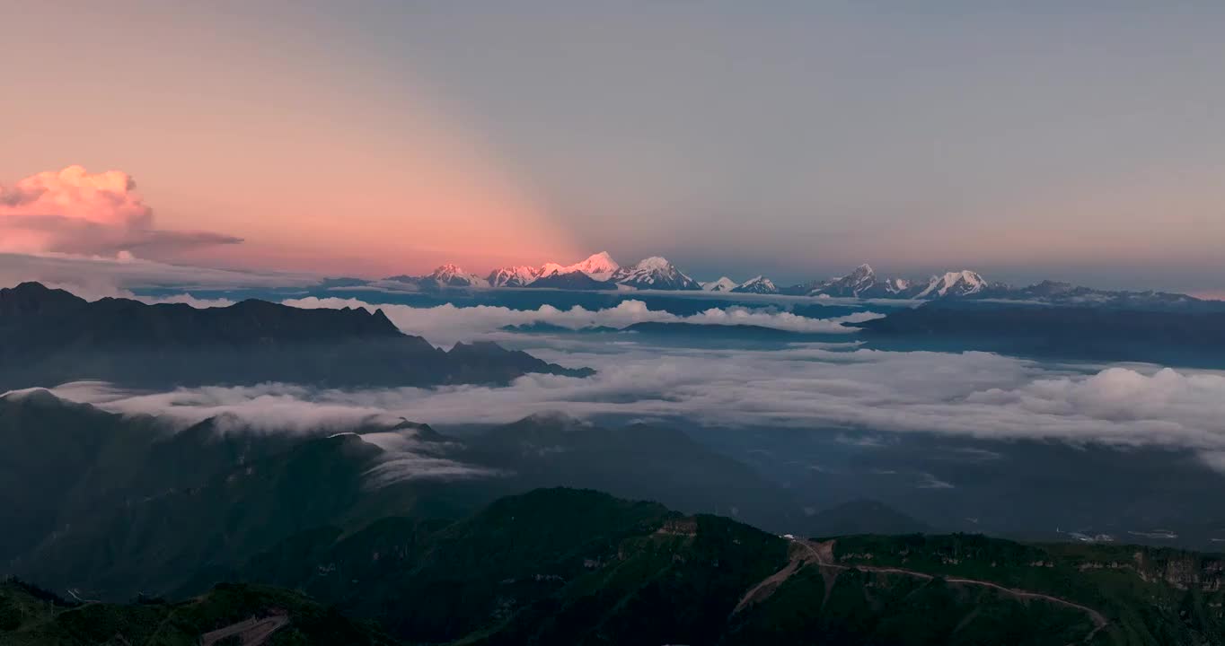 四川牛背山山顶清晨自然风光视频素材