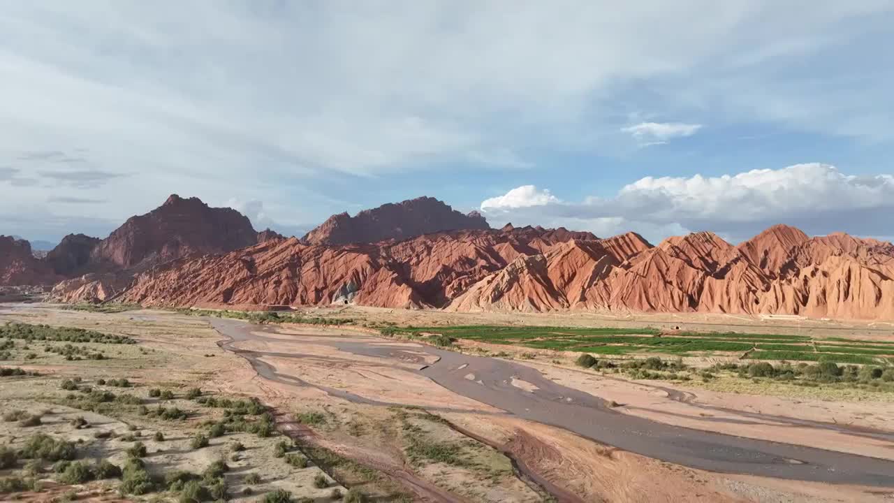 天山神秘大峡谷 红石林视频素材