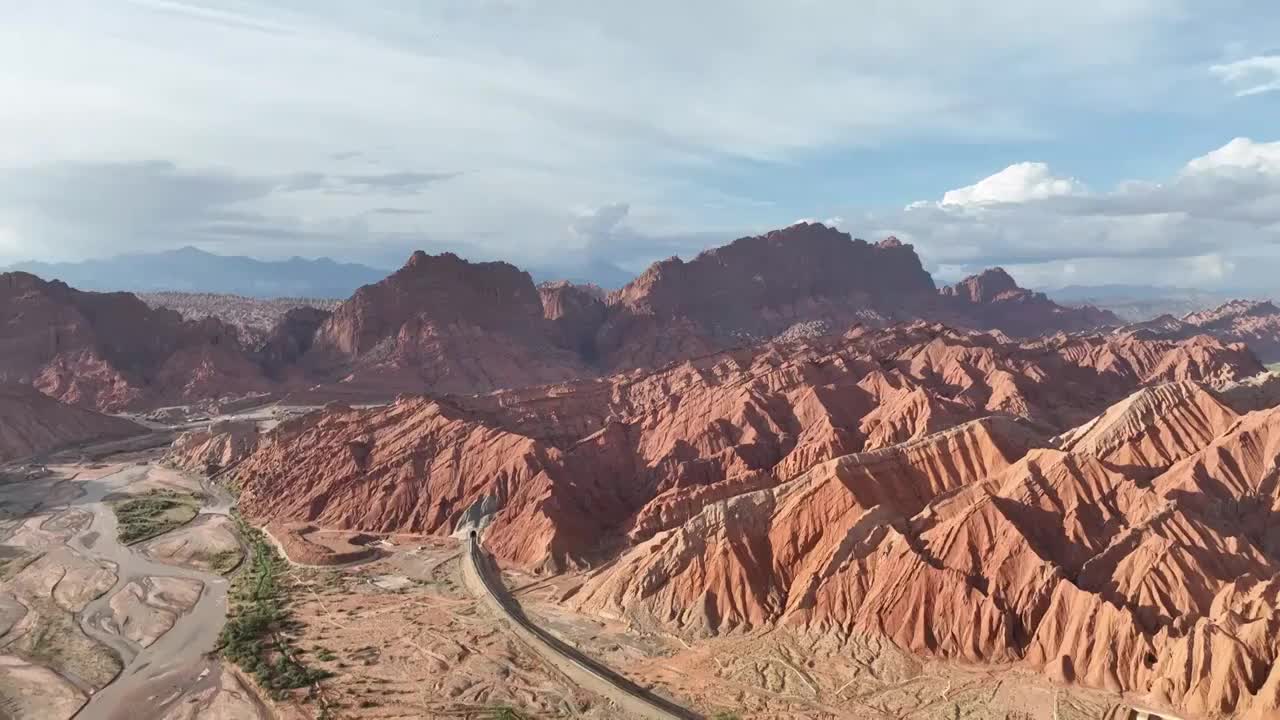 天山神秘大峡谷 红石林视频素材