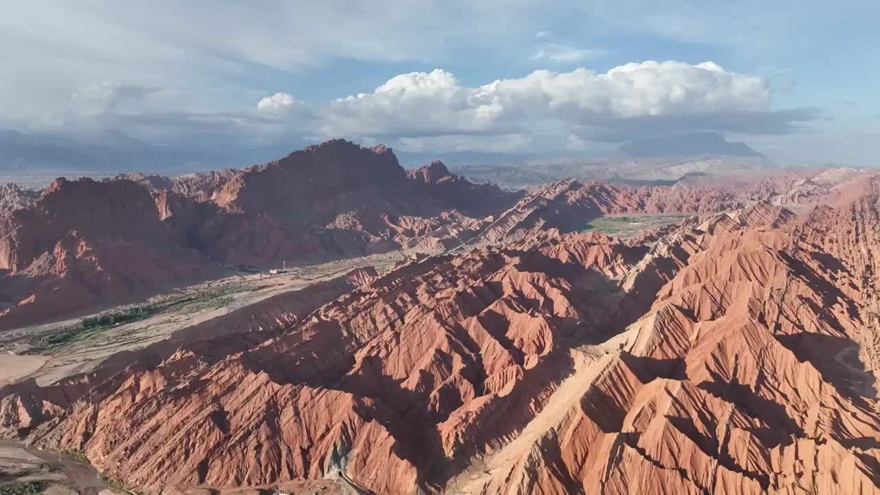 天山神秘大峡谷 红石林视频素材