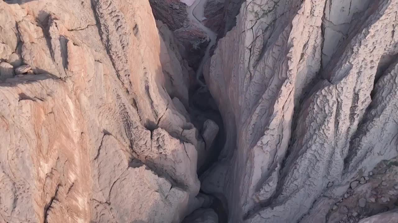 天山神秘大峡谷 红石林视频素材