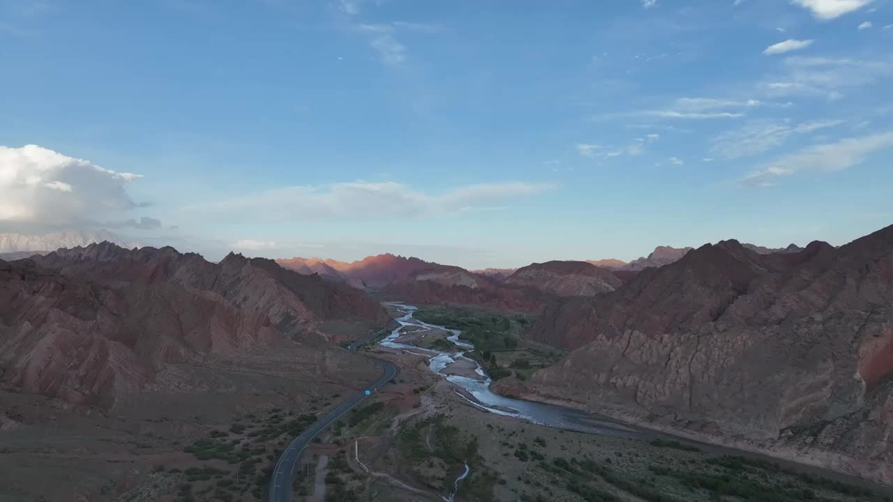 天山神秘大峡谷 红石林视频素材