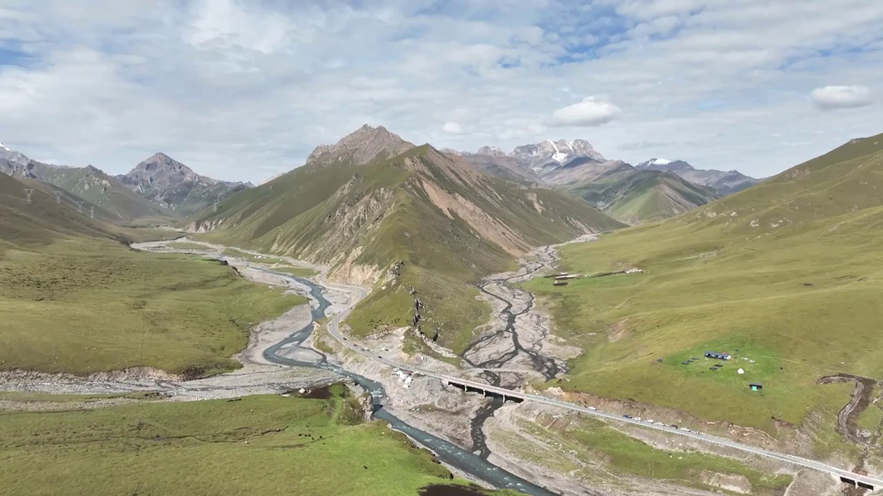 独库公路 巴音郭楞河草场视频素材