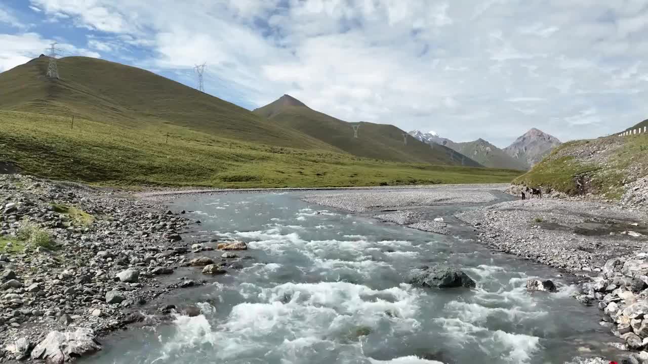 独库公路 巴音郭楞河草场视频素材