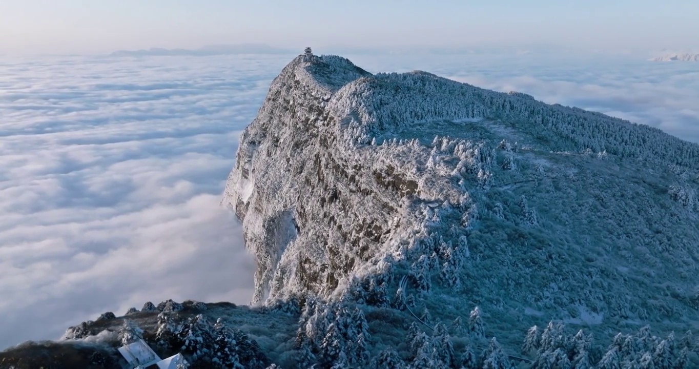 峨眉山万佛顶冬日云海雪景航拍视频素材