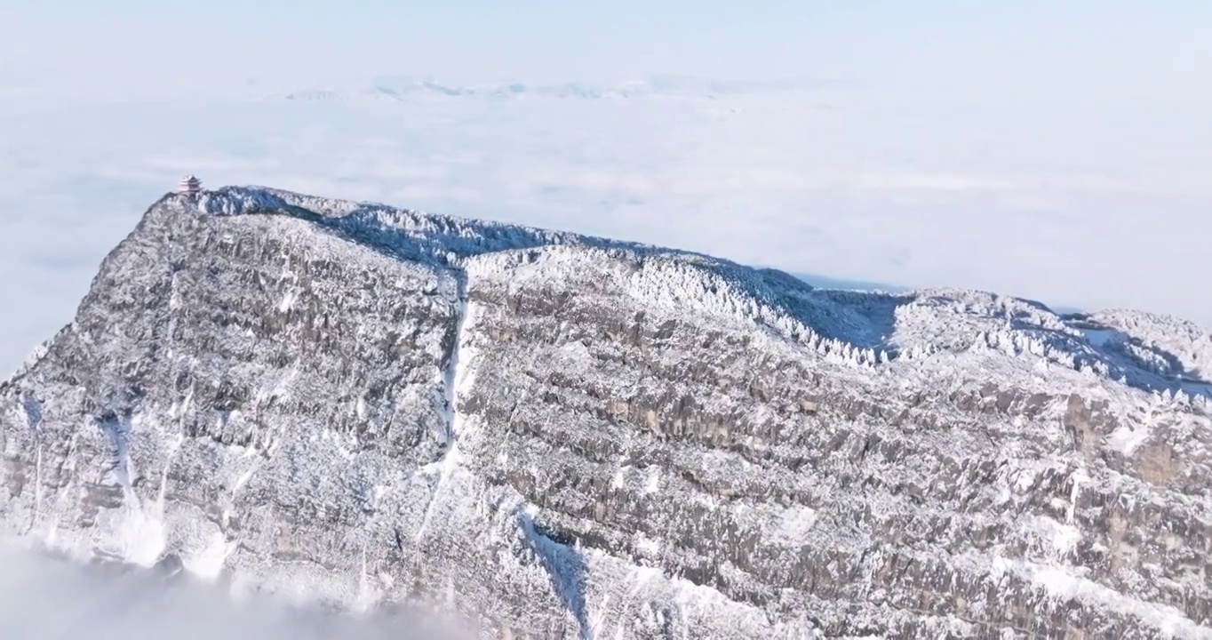 峨眉山万佛顶冬日航拍雪景云海风景视频素材