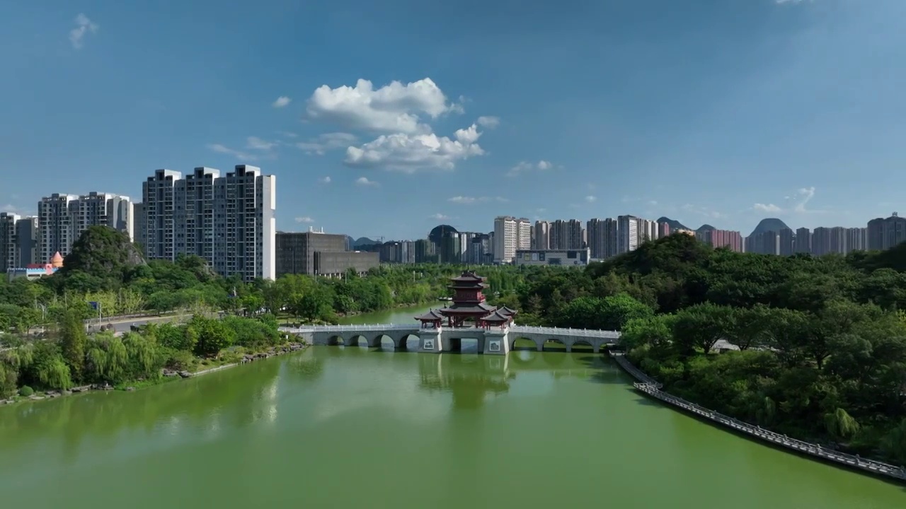 蓝天白云阳光下桂林临桂区城市建筑和环城水系公园视频素材