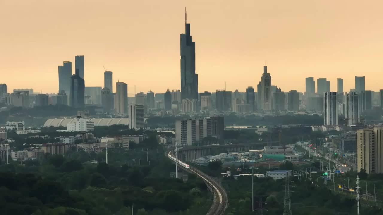 一辆高铁驶入南京城视频素材