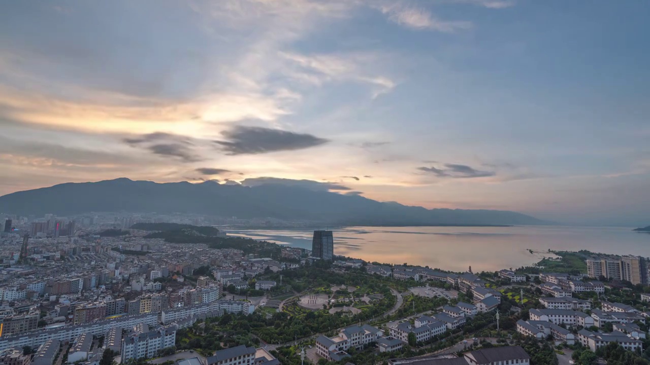 云南大理苍山洱海城市晚霞日转夜延时视频素材