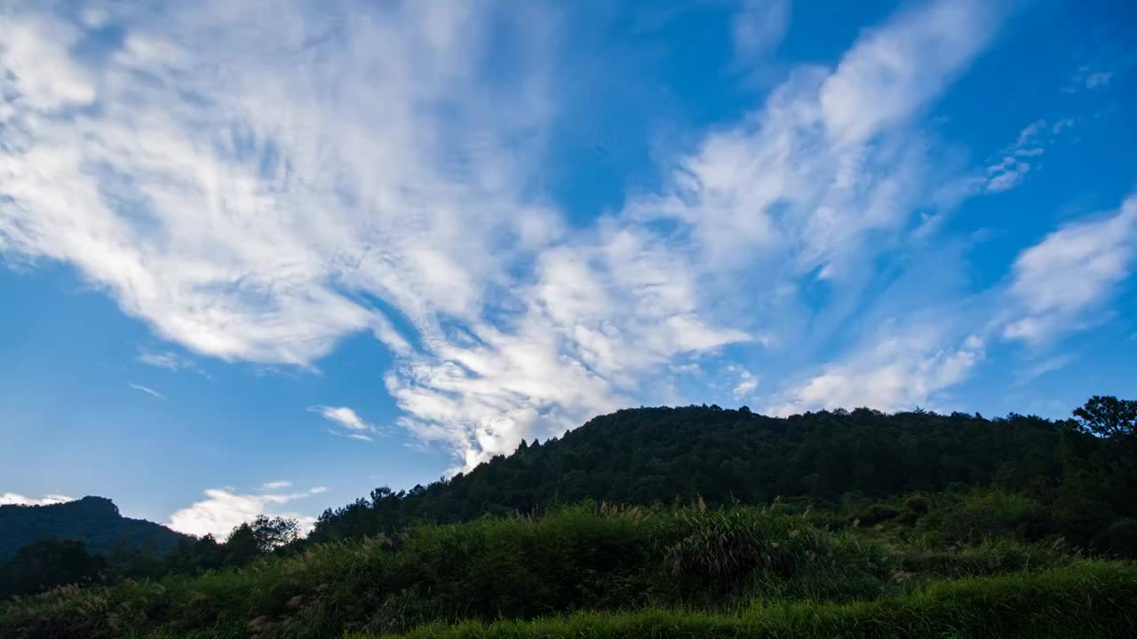 山脊上的蓝天白云延时视频素材