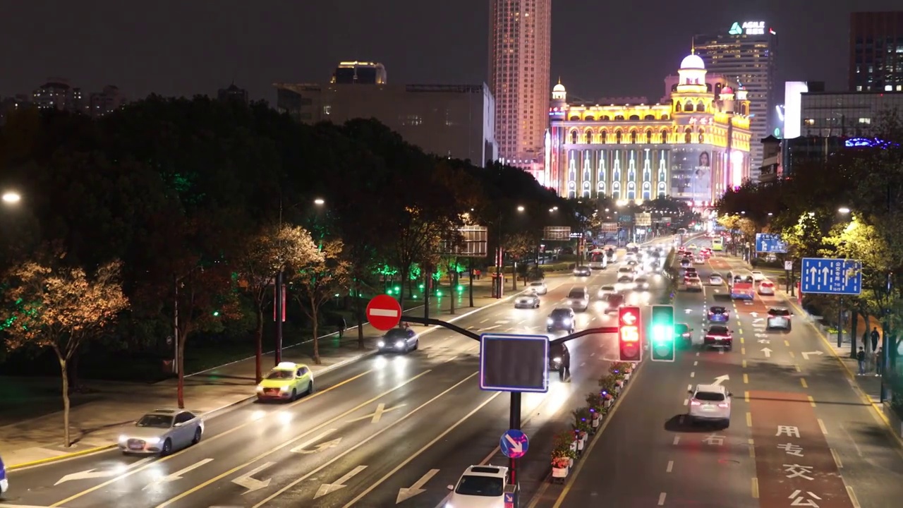 上海市中心西藏路街道车流街景视频素材