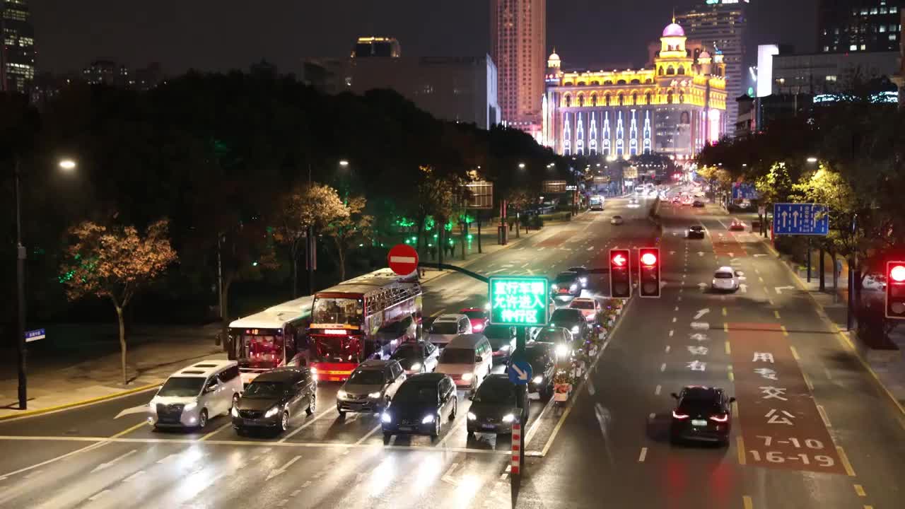 上海市中心西藏路街道车流街景延时视频素材